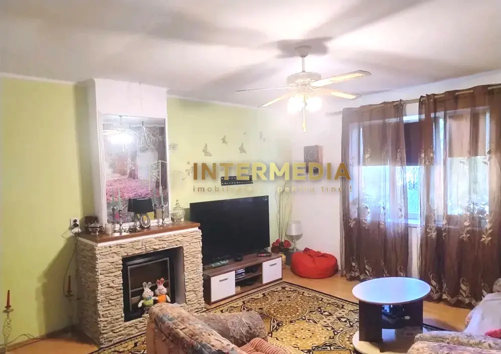 Vanzare Casa 5 camere Nefinisata cu 930 mp teren strada asfaltata CETATE, fotografia 2