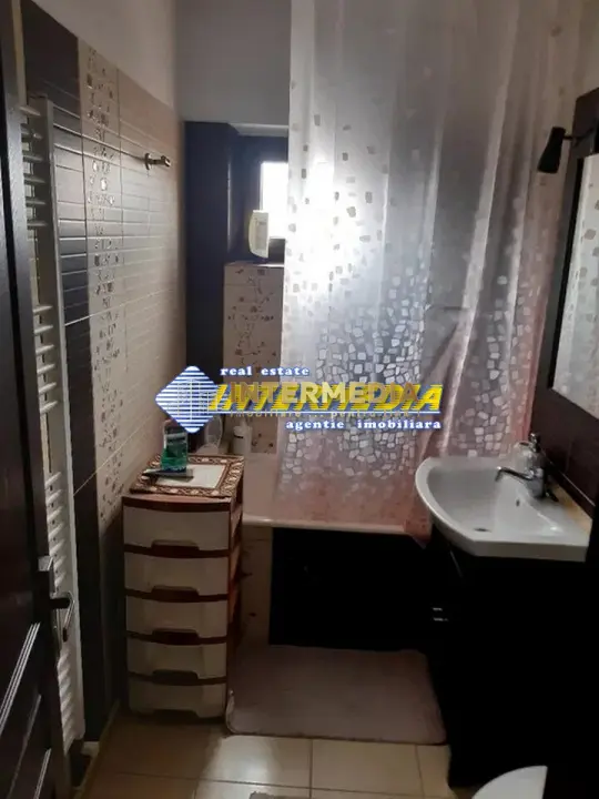 Apartament 3 camere, decomandat, Cetate, balcon, pivnita, zona Mercur, fotografia 5
