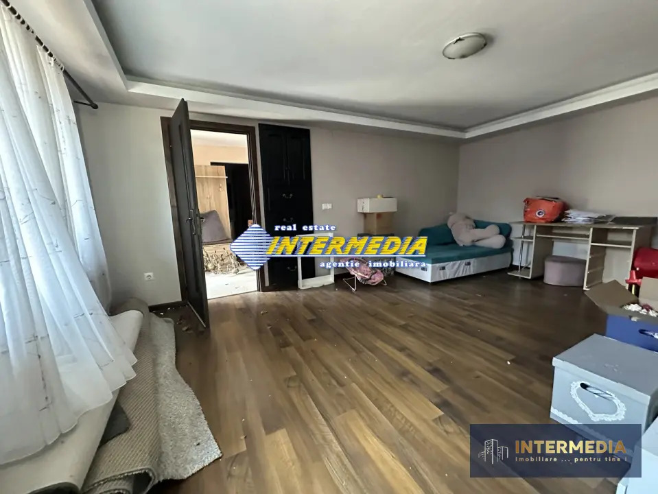 Proprietate 2 case curte pavata Teren 700 mp Hotel CETATE gard utilitati, fotografia 3