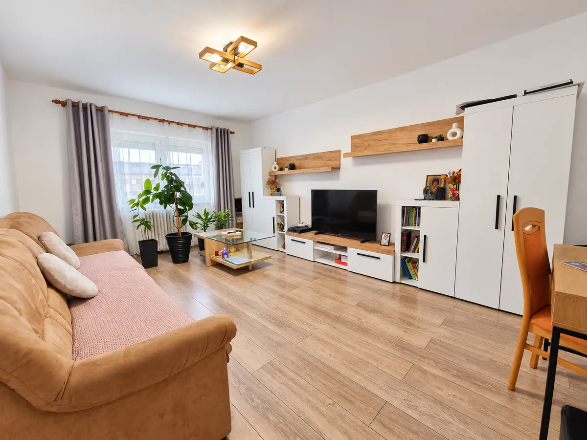 Apartament cu 3 camere, 2 băi, decomandat, Cetate, zona Liceului Sportiv, fotografia 1