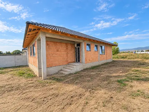 Casa 4 camere cu predare la cheie, 458 mp teren, Partos