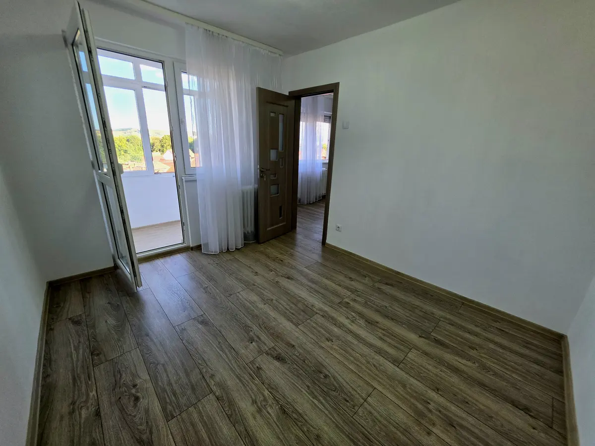 Apartament cu 2 camere, complet renovat, în Sebeș, fotografia 4