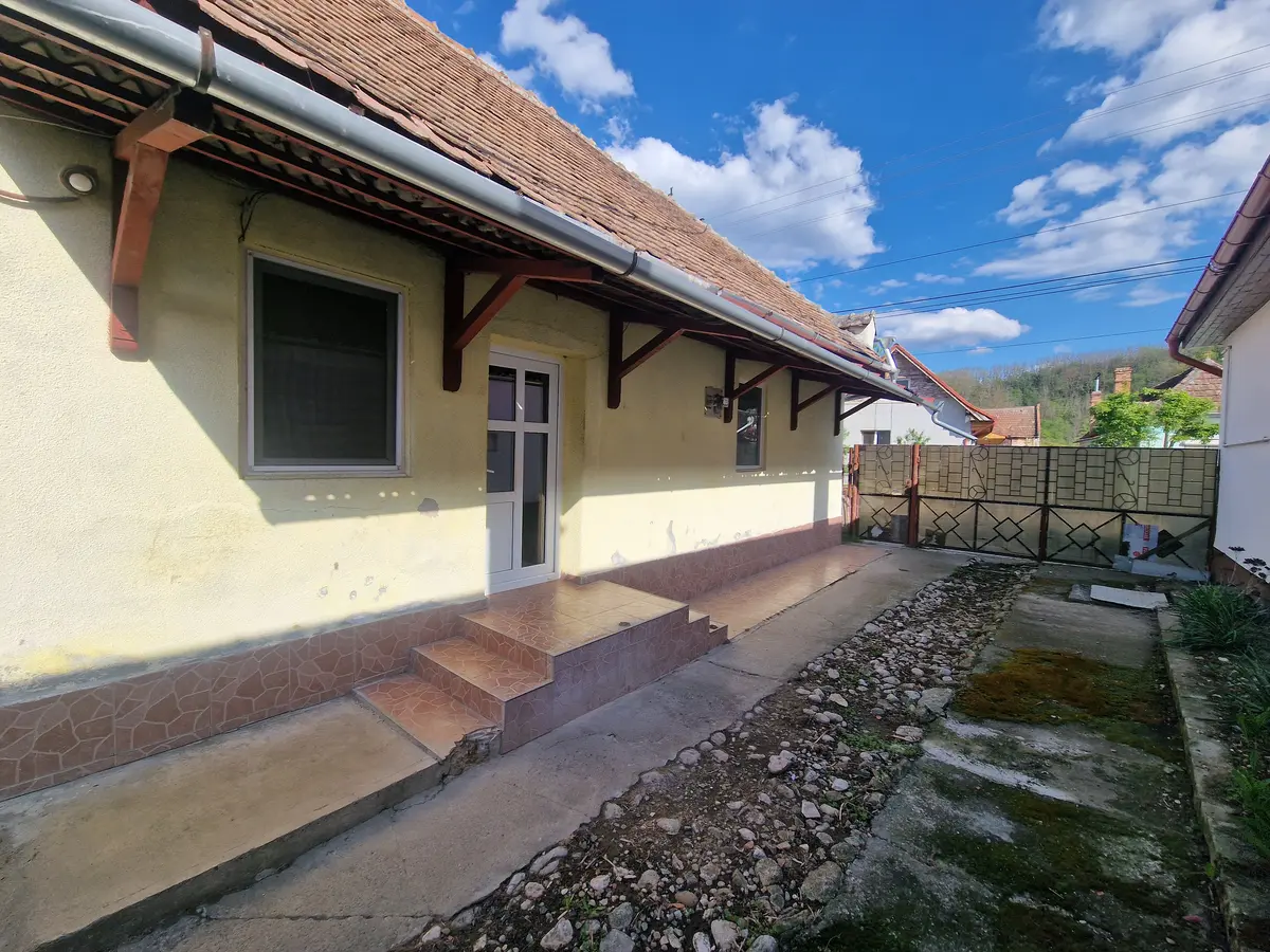 Casă de vânzare, 100 mp utili, teren 1048 mp, Ciugud, fotografia 2