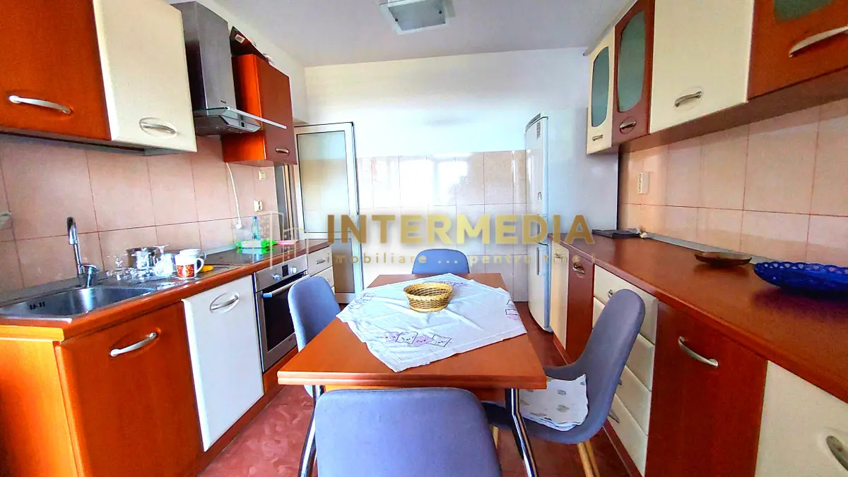 Apartament cu 4 camere 2 bai, 2 balcoane, boxa si garaj CETATE mobilat si utilat, fotografia 2
