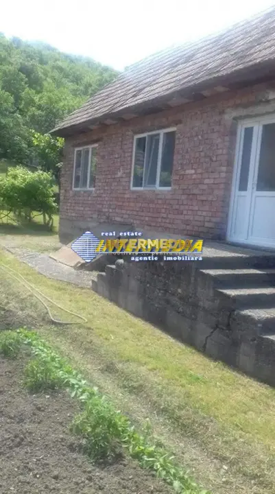 Vand casa pe Parter cu gradina si teren 2000 mp. si utilitati