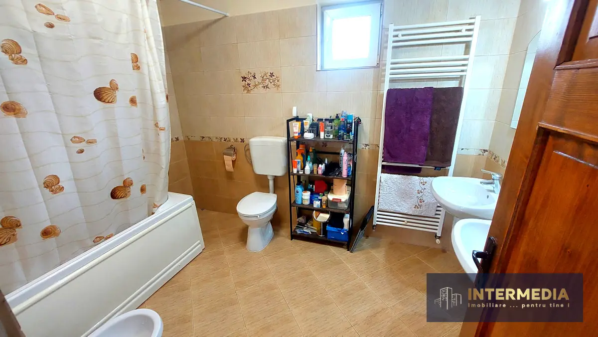 Gospodarie, casa cu 5 camere si 8272 mp teren, in Oarda, fotografia 8