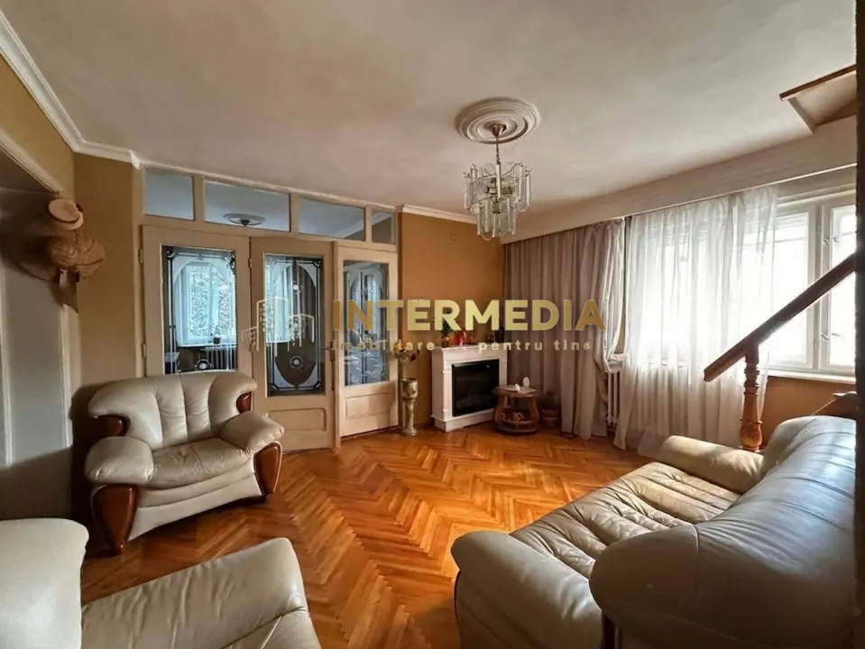 Casa 14 camere Sc=460 mp D+P+1+M cu 426 mp Teren CETATE Lidl Curte Asfalt, fotografia 1