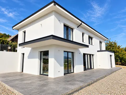 Vilă modernă, 4 camere, teren 1.242 mp, cu vedere panoramică, Micești