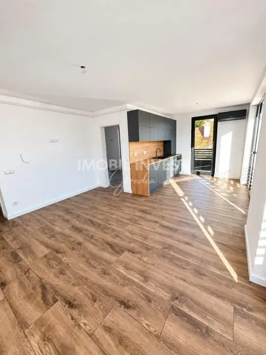 Apartament ultracentral, etaj 1, cu parcare și garaj, bloc nou, fotografia 3
