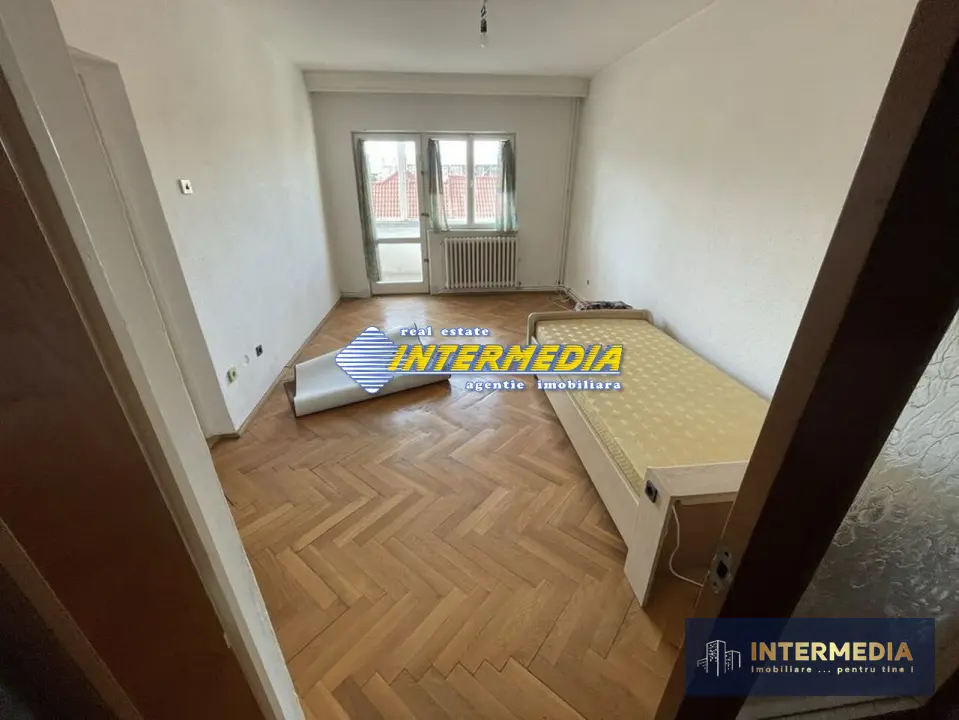 Apartament 3 camere etaj 2 +garaj + boxa in Cetate zona Caroline, fotografia 1