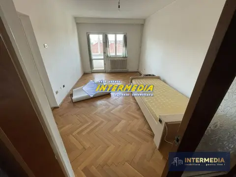 Apartament 3 camere etaj 2 +garaj + boxa in Cetate zona Caroline