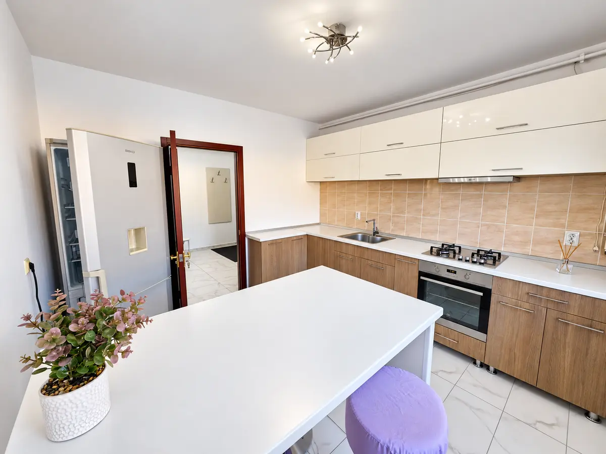 Apartament 2 camere decomandat, 2 balcoane, etaj 1, mobilat, zona Kaufland Cetate, fotografia 3