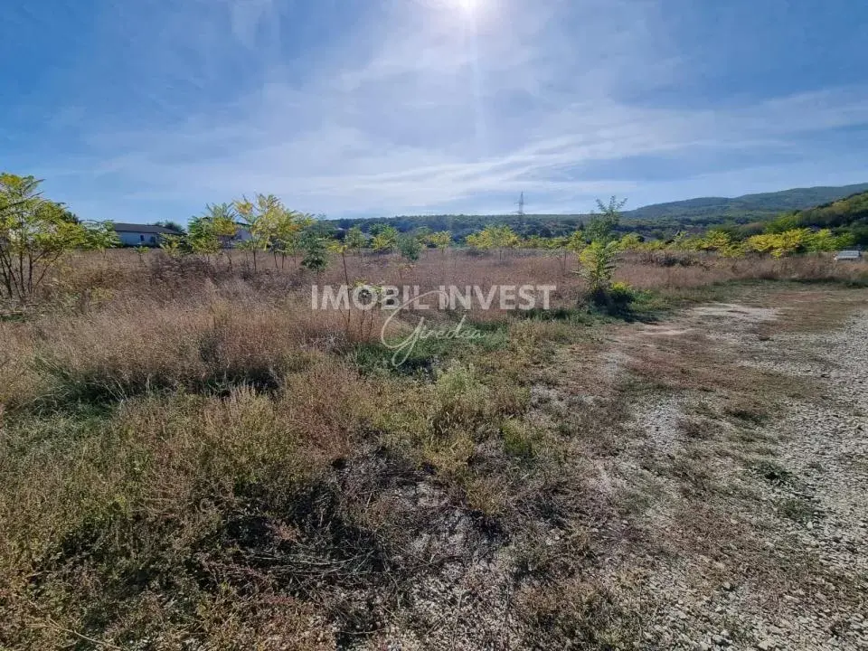Teren intravilan 550 mp, deschidere la două străzi, utilități la limita proprietății, fotografia 1