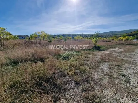 Teren intravilan 550 mp, deschidere la două străzi, utilități la limita proprietății