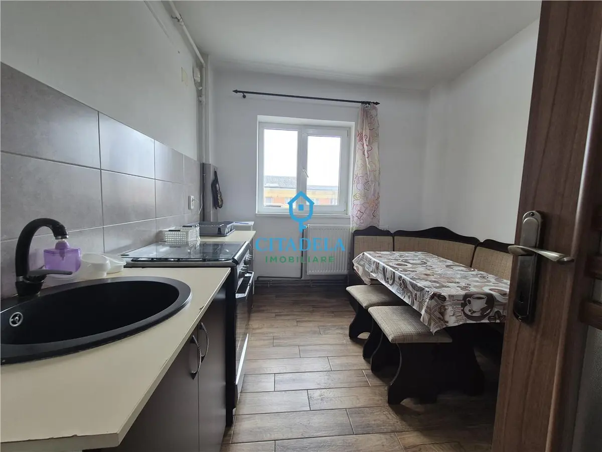 Apartament cu 3 camere decomandat, 2 băi, în Alba Iulia, zona Cetate, fotografia 3