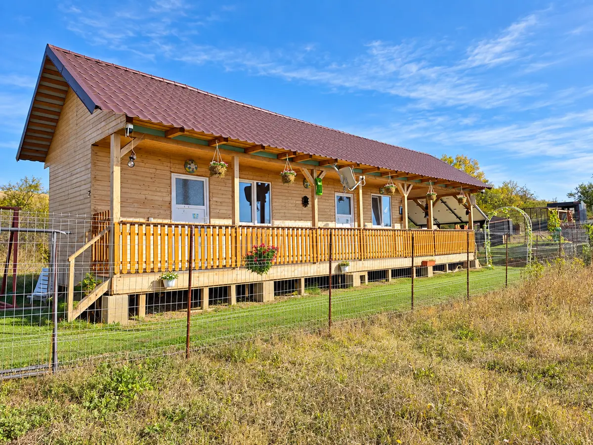 Cabană din lemn, 2 camere, panouri solare, teren 500 mp, Bărăbanț, fotografia 1