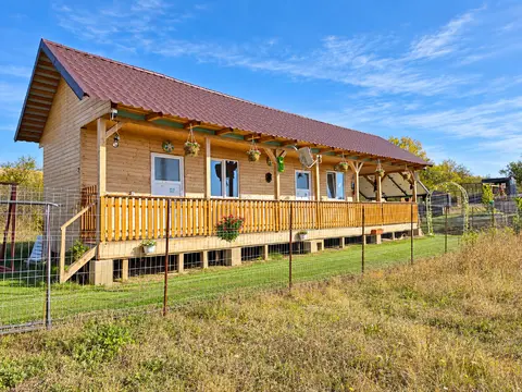 Cabană din lemn, 2 camere, panouri solare, teren 500 mp, Bărăbanț