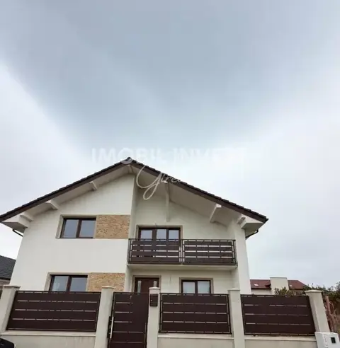 Casă individuală cu 7 camere și terasă de 30 mp, 390 mp teren