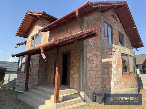 Casă în roșu în Alba Iulia, Cartier Orizont, 220 mp utili, teren 388 mp