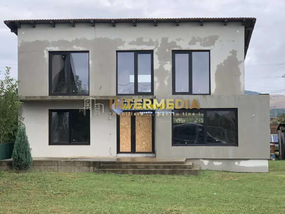 Casa noua semifinisata cu 4 camere de vanzare in Alba Iulia, fotografia 1