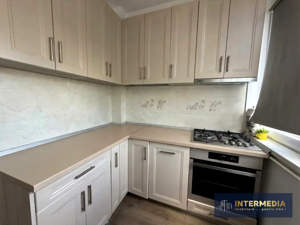 Apartament 3 camere decomandate, bloc nou, ultracentral, 2 băi, boxă, parcare, fotografia 3