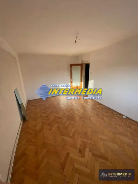 APARTAMENT 3 CAMERE, DECOMANDAT, CETATE, 75 MP, ZONA MERCUR