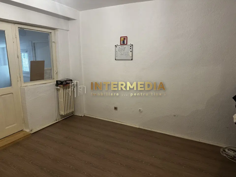 SPATIU COMERCIAL, 110 mp, De vanzare, zona Sub STADION, Cu vad bun, fotografia 4