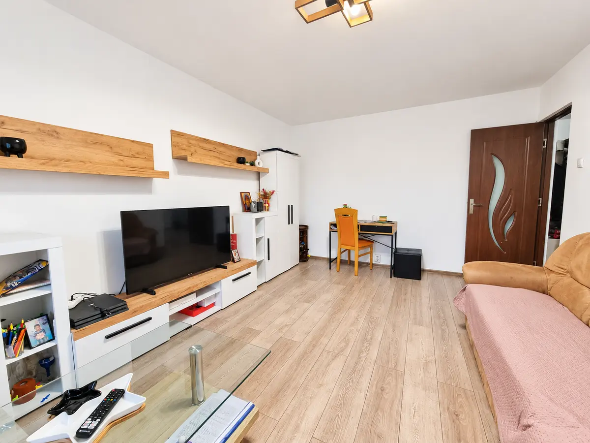 Apartament cu 3 camere, 2 băi, decomandat, Cetate, zona Liceului Sportiv, fotografia 2