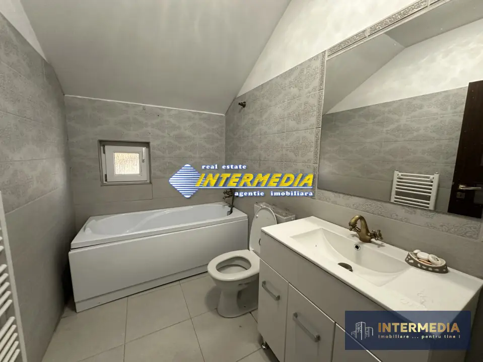 Proprietate 2 case curte pavata Teren 700 mp Hotel CETATE gard utilitati, fotografia 1