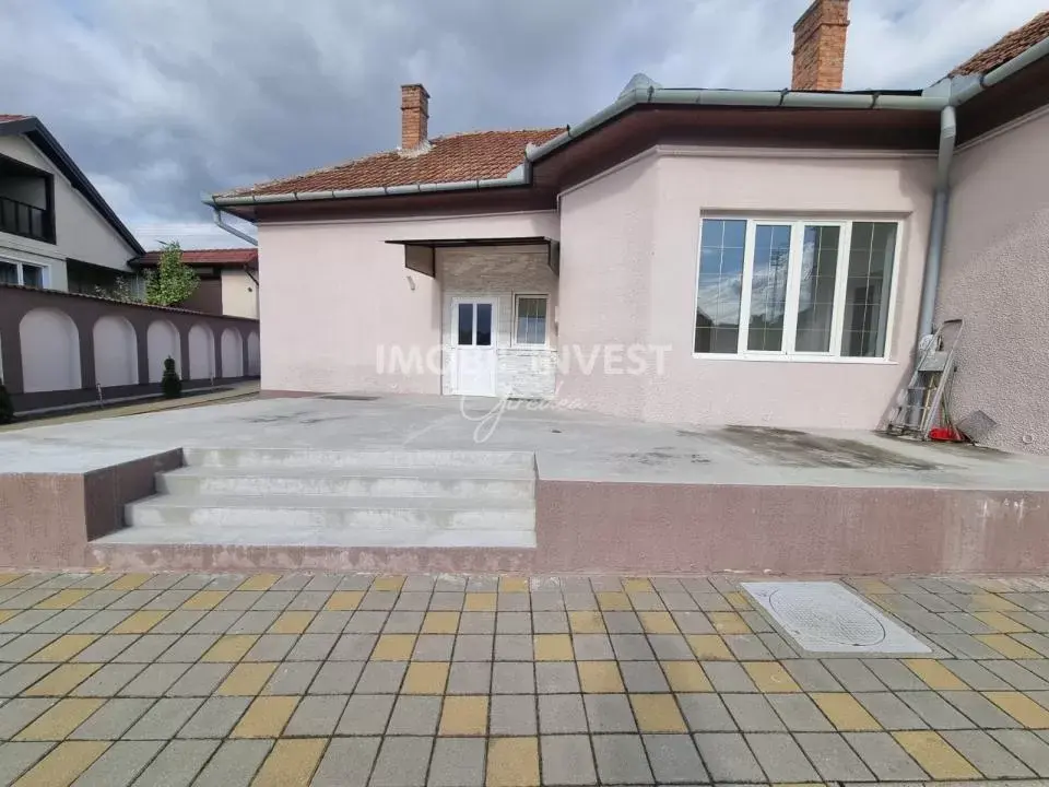 Casă individuală cu 4 camere, 995 mp teren și terasă de 35 mp, zona Centru, fotografia 1
