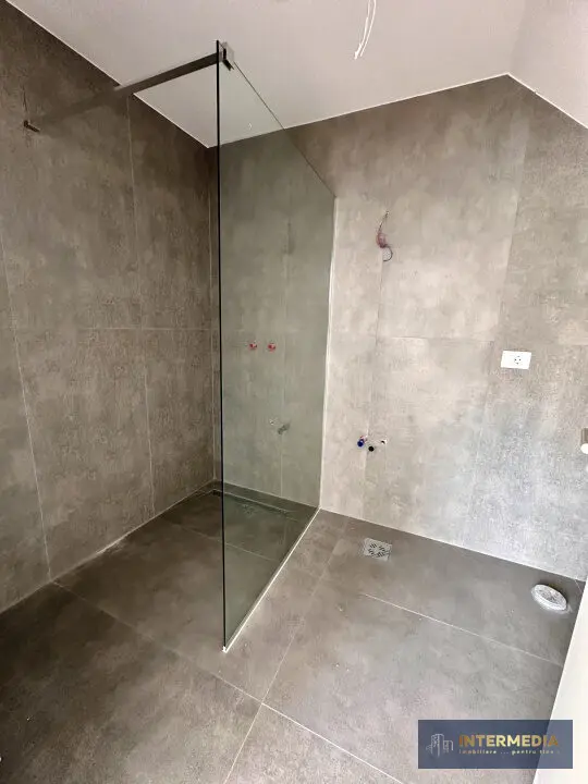 Casă de vânzare, 245 mp utili, teren 446 mp, compartimentată în 5 apartamente, fotografia 5