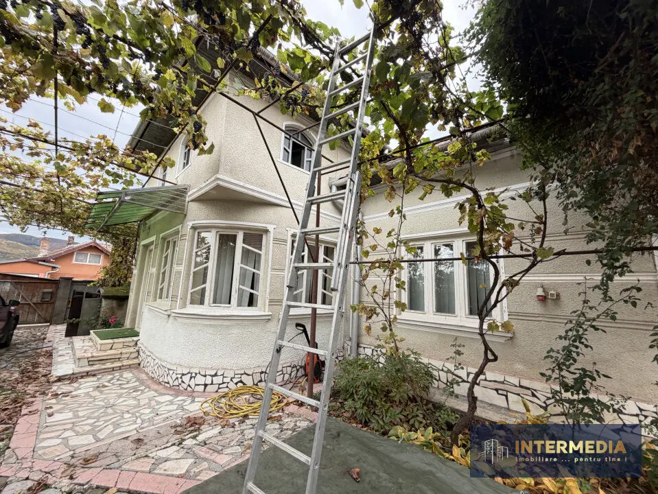 Casă de vânzare în Șard, comuna Ighiu, teren 2.709 mp, 2 case, garaje, anexe, fotografia 1