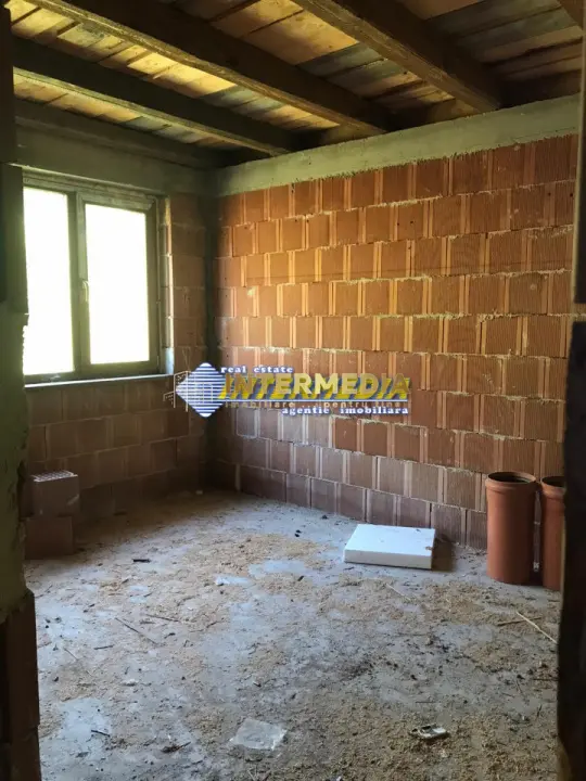 De vanzare Casa P+E+M cu 800 mp. teren, semifinisata, in Paclisa, cu utilitati, fotografia 1