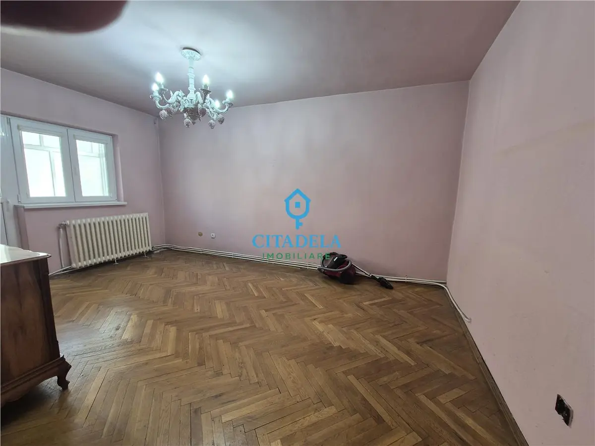Apartament cu 4 camere, garaj și boxă, în cartierul Cetate, fotografia 1