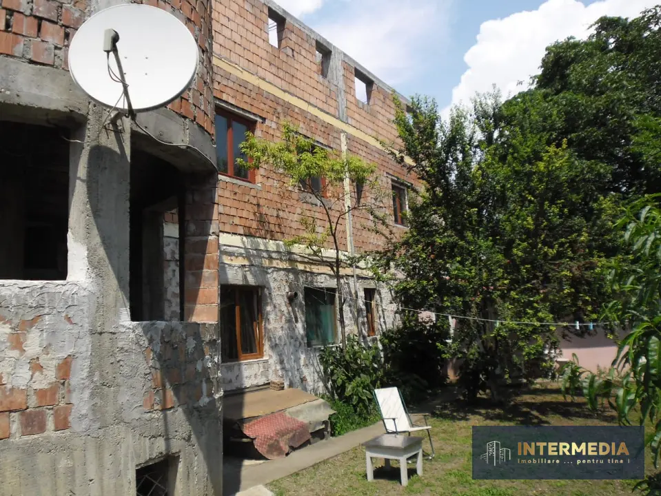 Casă în roșu D+P+2, ultracentral, 1000 mp utili, teren 540 mp, utilități, gard, fotografia 1