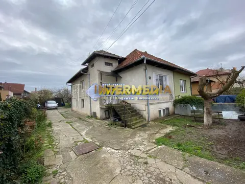 Vanzare Casa 5 camere Nefinisata cu 930 mp teren strada asfaltata CETATE