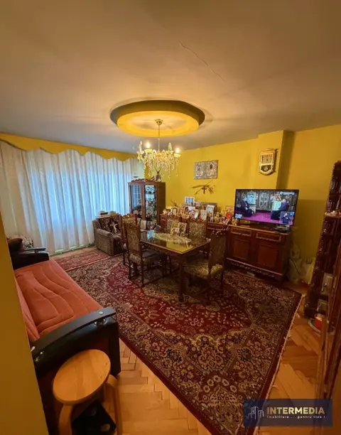 Apartament cu 2 camere de vânzare, decomandat, 58 mp, în Alba Iulia, zona Centru