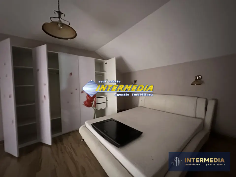 Proprietate 2 case curte pavata Teren 700 mp Hotel CETATE gard utilitati, fotografia 5