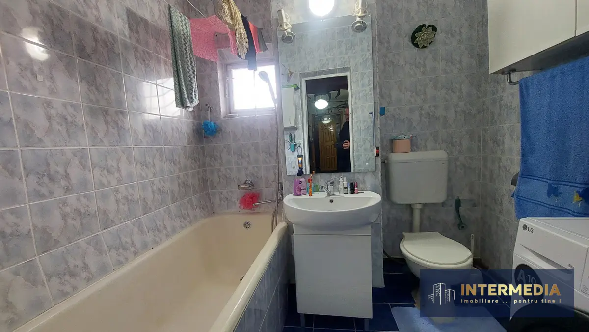 Apartament 3 camere Decomandate 76 mp parter inalt cu 2 Bai Balcon CETATE Piata, fotografia 5