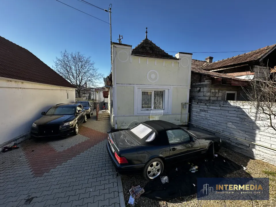Casa Vanzare Centru Ultracentral 110 mp cu 581 Mp Teren Utilitati Asfalt, fotografia 2