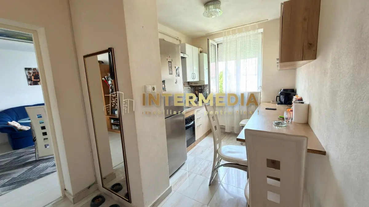 Vanzare Apartament 2 camere cu Balcon CUGIR Parcare Finisat Utilat Mobilat, fotografia 4