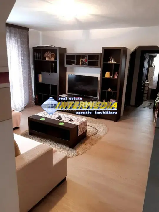 Apartament 3 camere, decomandat, Cetate, balcon, pivnita, zona Mercur, fotografia 2
