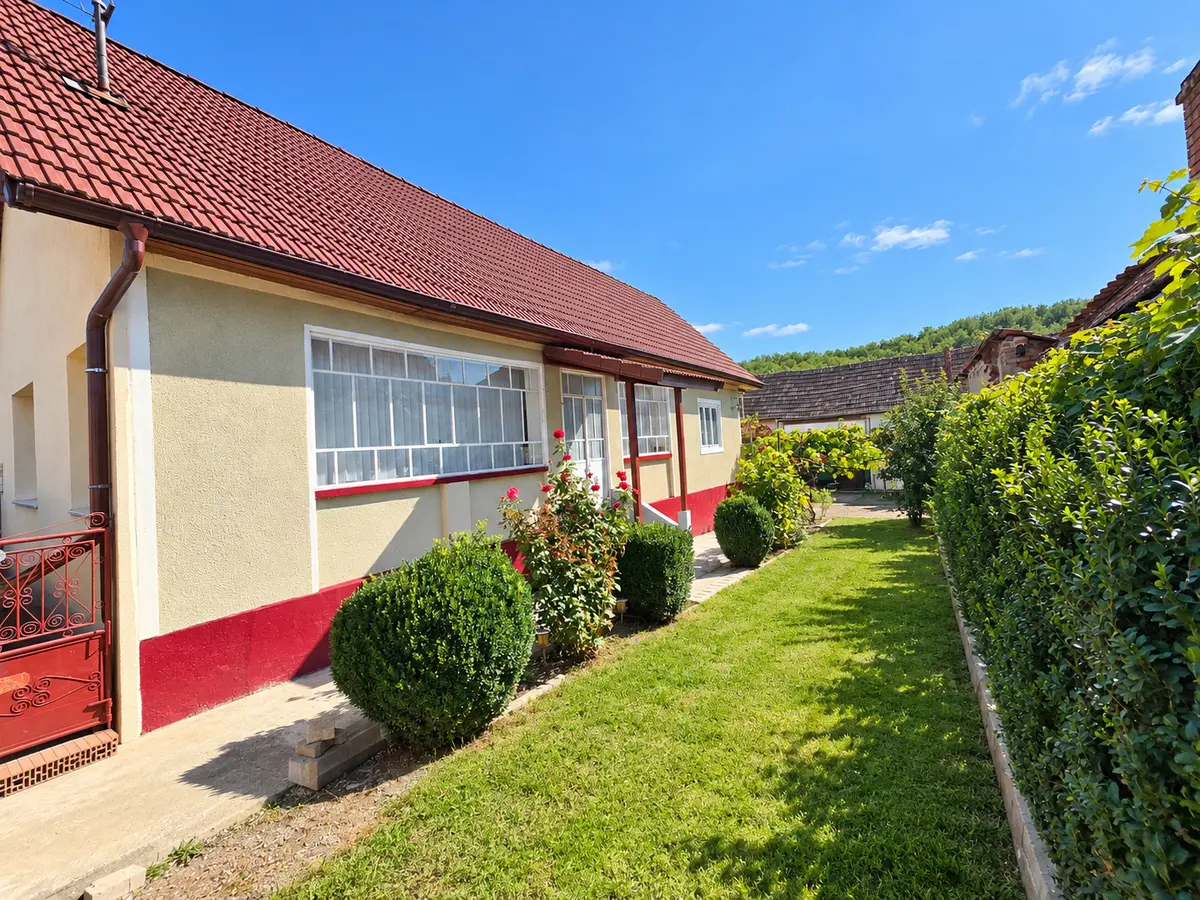 Casă tradițională, 3 camere, la asfalt, teren 1685 mp, Ciugud, fotografia 1