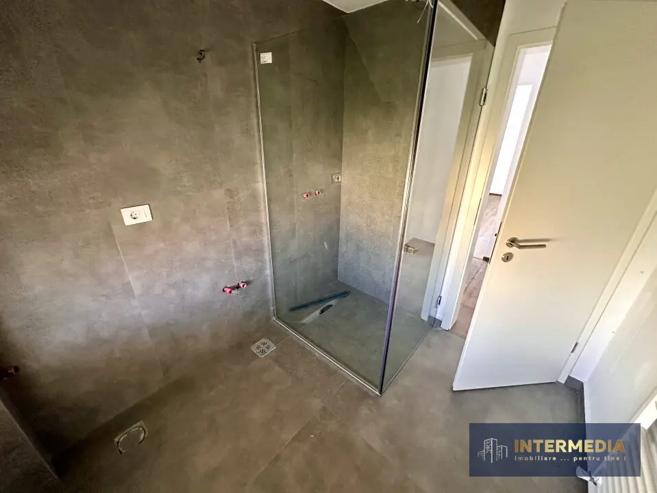 Casă de vânzare, 245 mp utili, teren 446 mp, compartimentată în 5 apartamente, fotografia 4