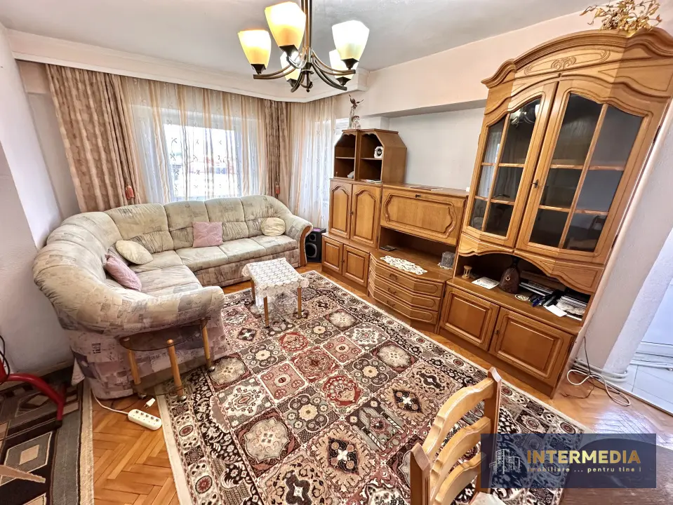 Apartament cu 3 camere decomandat, 80 mp utili, zona Centru, Alba Iulia, 2 balcoane, fotografia 1