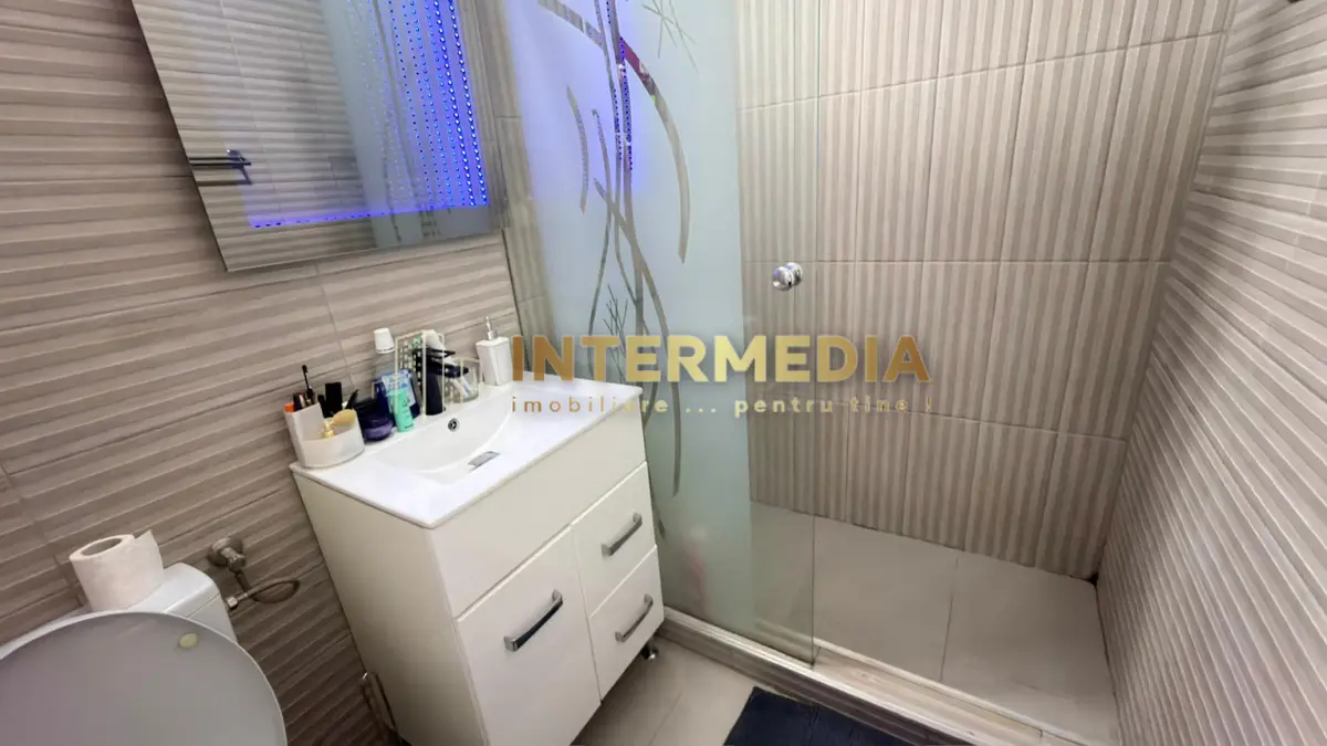 Vanzare Apartament 2 camere cu Balcon CUGIR Parcare Finisat Utilat Mobilat, fotografia 1