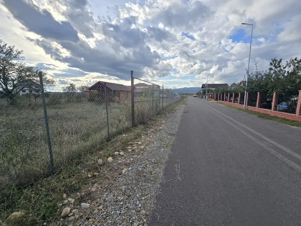 Teren intravilan de 622 mp în Ciugud, la asfalt, cu utilități, fotografia 1