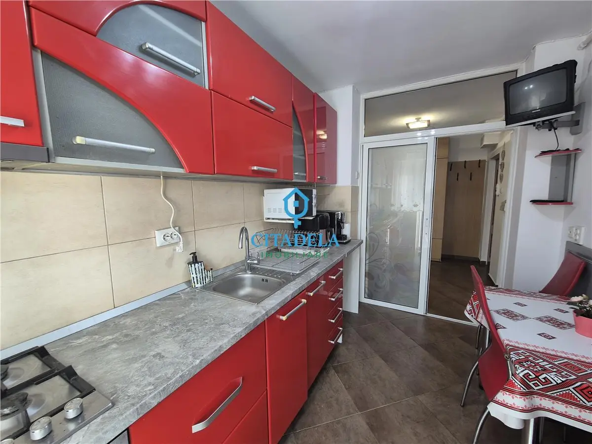 Apartament cu 4 camere decomandat, zona Cetate, etaj 3, fotografia 4
