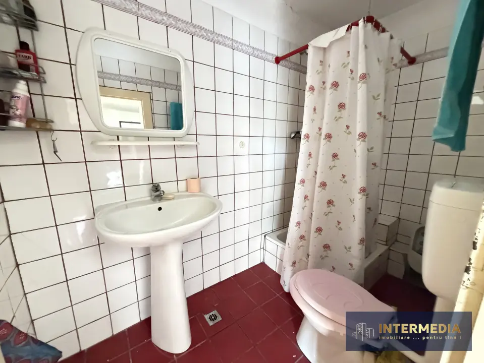 Sebeș, centru: casă cu 6 camere, teren 701 mp, garaj, curte și grădină, fotografia 9