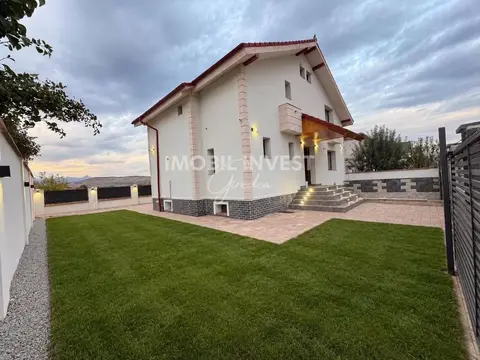 Casă individuală cu piscină, teren 330 mp, 4 camere, mobilată și utilată